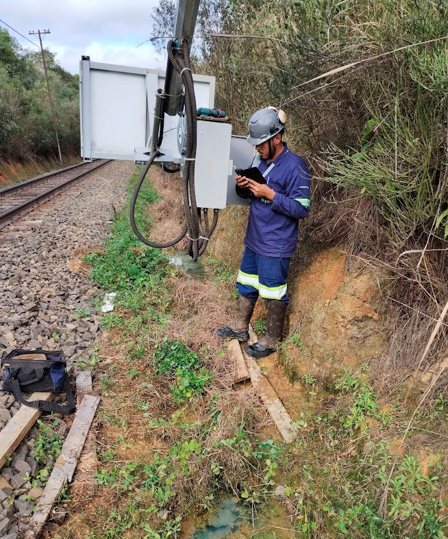 Equipe em operação em ferrovia